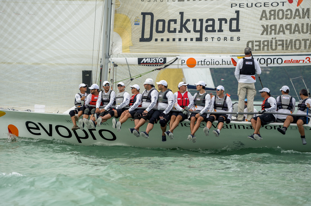 Eközben a legénység keményen dolgozik Eközben a legénység keményen dolgozik