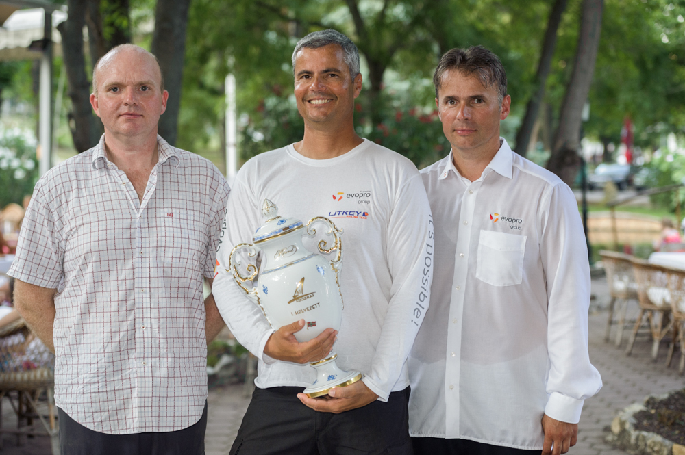 És a kupa is épségben És a kupa is épségben